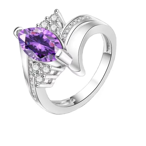 Beautiful Sterling Silver Ring for Women. Featuring a Unique Geometric Design. - Picture 3 of 5